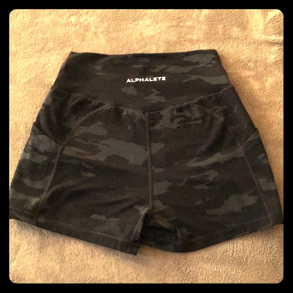 Alphalete Surface pocket shorts Black Camo